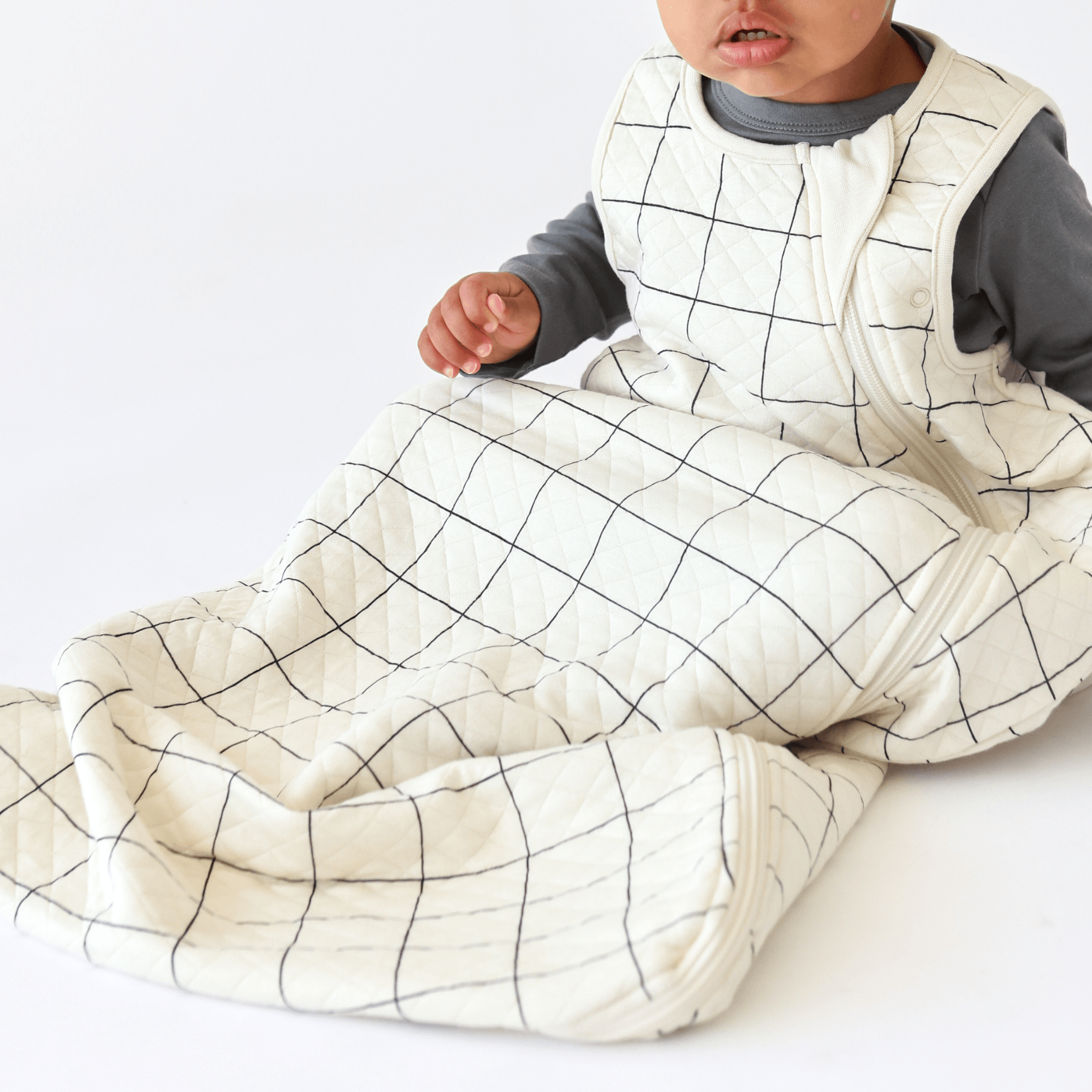 Full view of Tealbee Dreambag Checkered showing two-way zipper for easy diaper changes